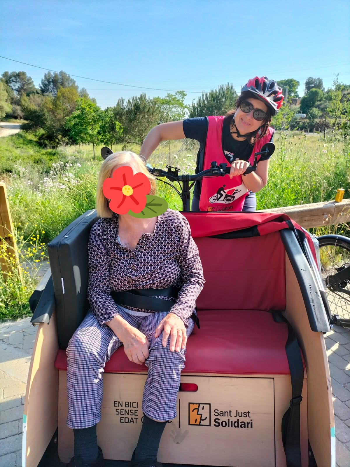 Imatge pels mitjans: Ventem les grans flors. En bici sense edat.